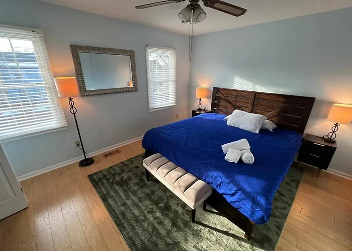 The White Door 2-Bedroom Townhouse Near Vt & Ru