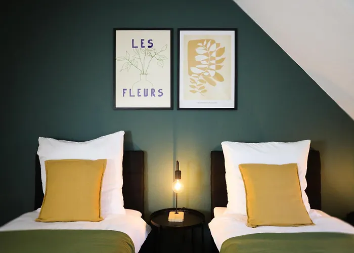 Nalia Homes - Elegant Central Apartment
