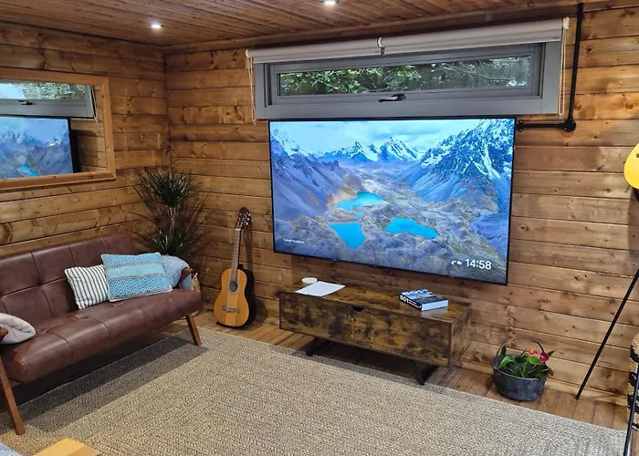 Clarence Cabin, King Bed & Free Parking
