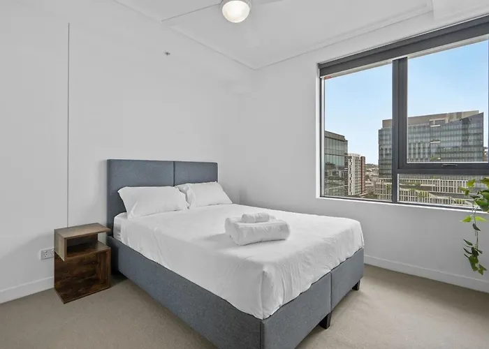 Modern 2 Bedroom Apartment - Short Stroll To James St
