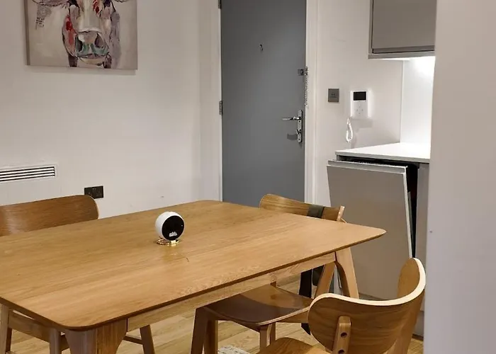 Modern City Apartment Work & Relax In Comfort
