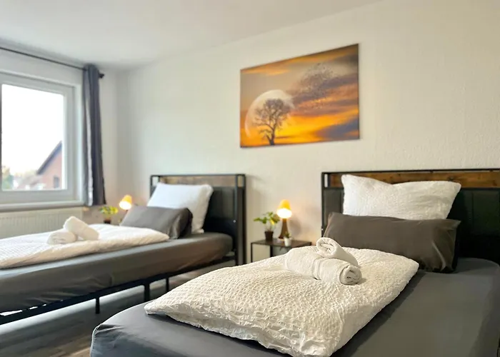 STN Kocherwald Suite - Ferienwohnung mit 4 Schlafzimmer, 8 Big Beds, Parkplatz&Balkon, Highspeed WLAN, Netflix Premium, Zentral zu Audi&Schwarz Gruppe