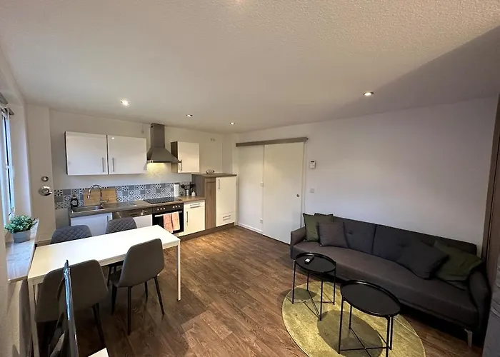 Modern 2 Bedroom Apartment Near Train Station