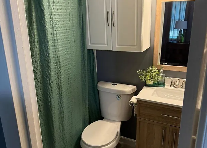 Stylish Townhome In Greensboro - 2 Suites