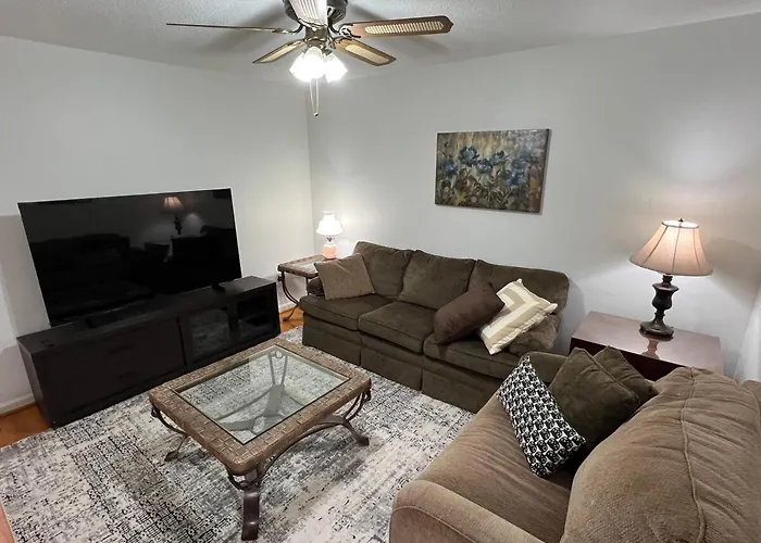 The White Door 2-Bedroom Townhouse Near Vt & Ru