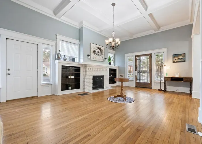 Spacious Homey Stay With Games, Gym, Near Downtown