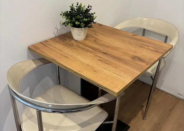 Zentrale Wohnung mit eigenem Eingang und Stellplatz