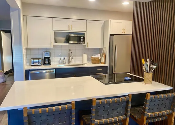 Lake & Mountain Views, 2Br, 2 Ba