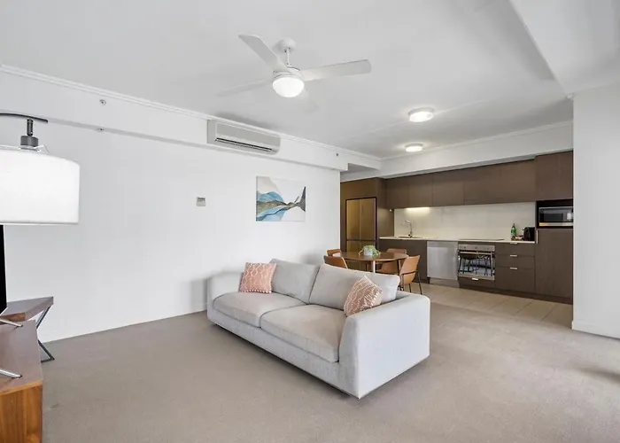 Modern 2 Bedroom Apartment - Short Stroll To James St