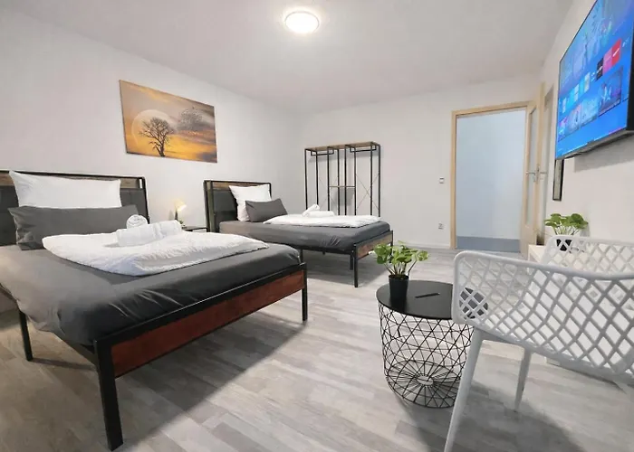 STN Kocherwald Suite - Ferienwohnung mit 4 Schlafzimmer, 8 Big Beds, Parkplatz&Balkon, Highspeed WLAN, Netflix Premium, Zentral zu Audi&Schwarz Gruppe