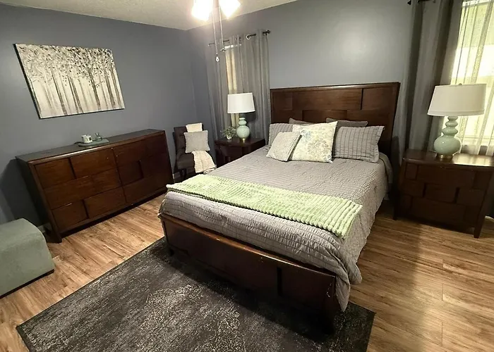 Stylish Townhome In Greensboro - 2 Suites