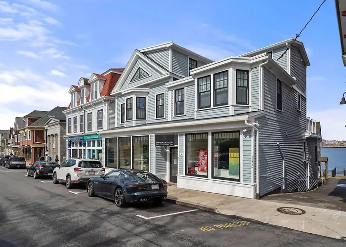Rare Waterfront Luxury Penthouse|Bearskin Neck