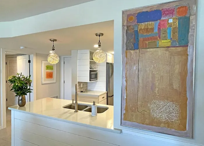 2 King Oceanfront Bedrooms Just Steps To The Ritz!