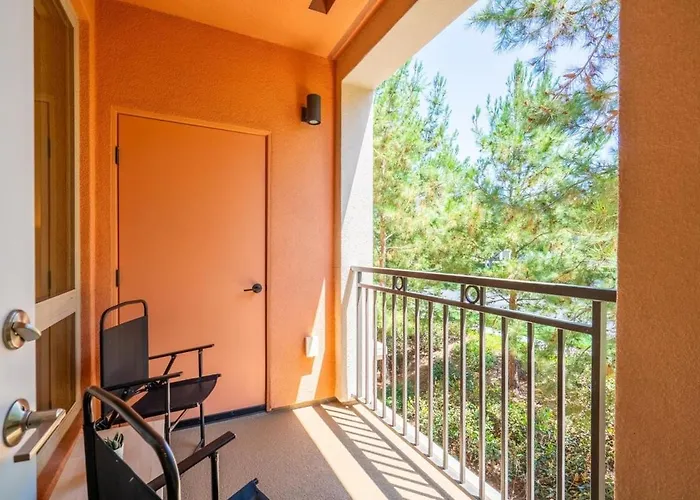 Elegant New 2Br - Getaway Saltwater Pools & Balcony