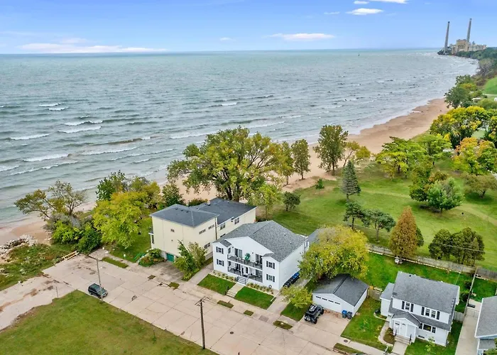 Beachside Condo Downtown With Lake Michigan Views
