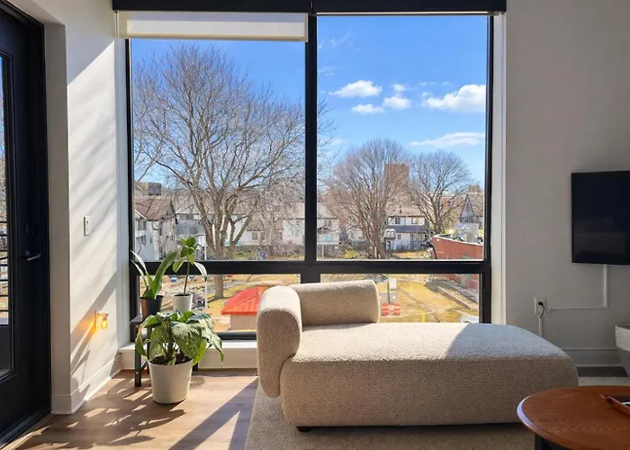 East Side Luxury 1Br Apt - Near Brady St With Balcony And Lounge - Sleeps 4