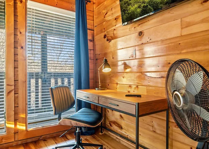 Pet Friendly Cabin With Hot Tub, Theater & Game Room
