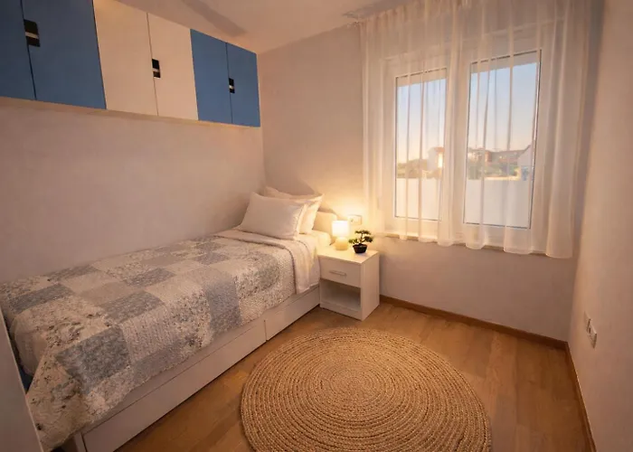 Apartment Korina, Spacious Family Apartment Near The Beach