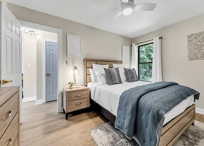 15% Off! Front Porch W/ Wi-Fi & Private Parking