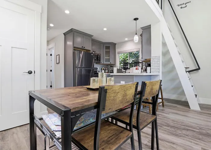 Angie Oasis Yard, Loft & Stocked Kitchen