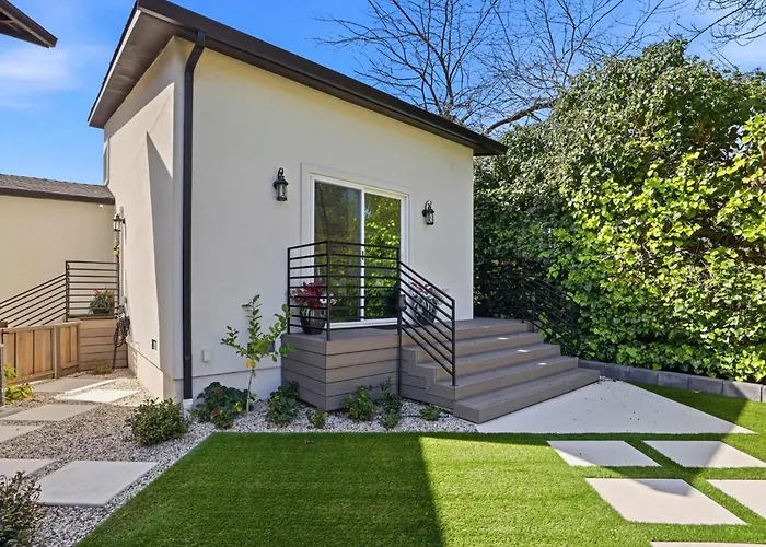 Angie Oasis Yard, Loft & Stocked Kitchen