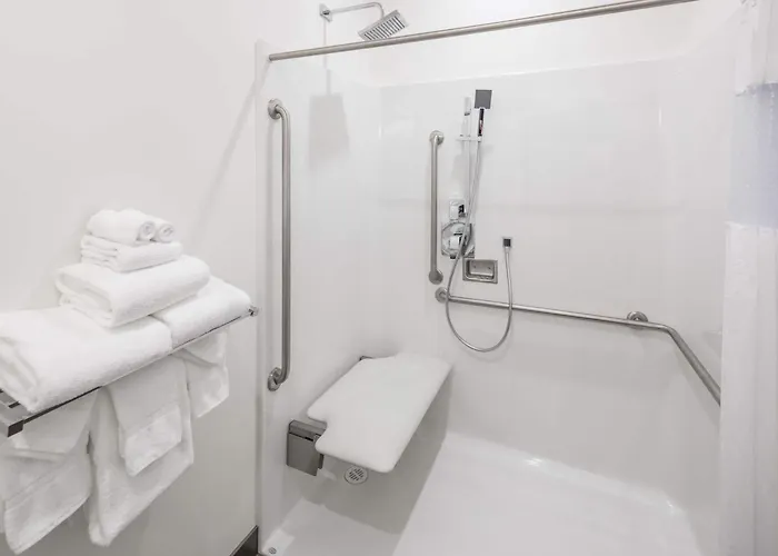 Ramada By Wyndham Revelstoke Hotel