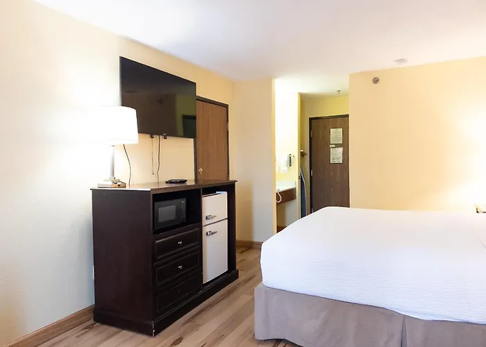 Baymont By Wyndham Battle Creek Downtown