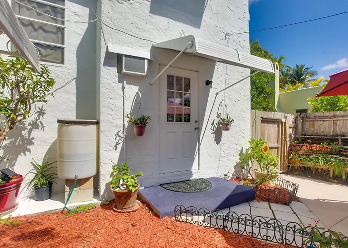 6 Mi To Palm Beach: Studio W/ Pool Access!