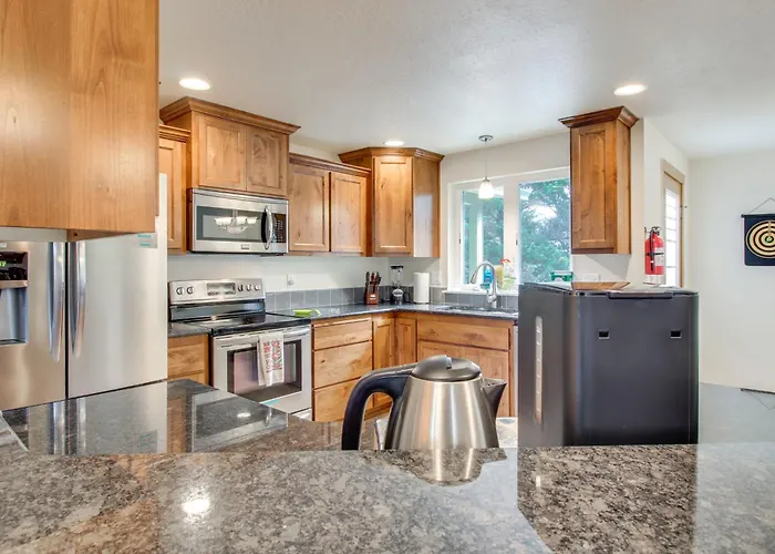 Spacious Bandon Getaway - 2 Blocks To Ocean!