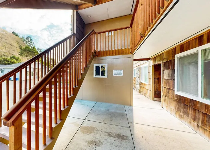 Cozy Coastal Condo Steps From The Beach With Deck Views