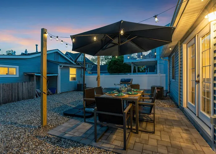 Highly Rated Beach House Blocks To Beach & Main St 6 Badges, Patio, Grill