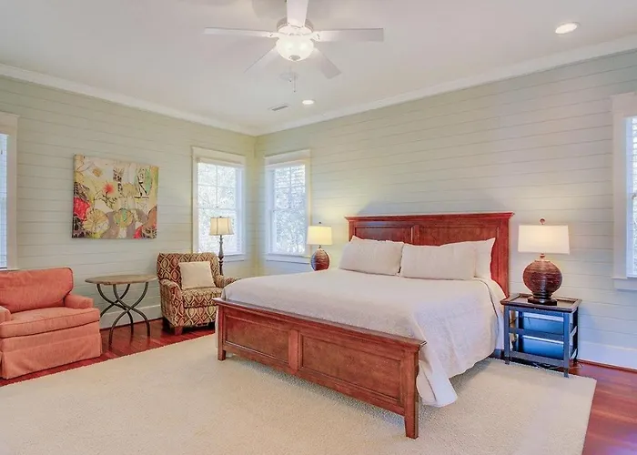 913 Carolina Boulevard By Avantstay