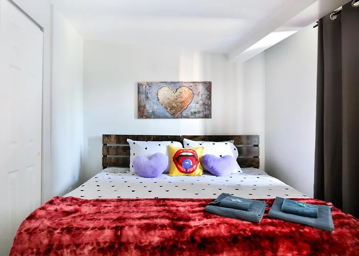 250 Meters To Metro Berri Uqam - Spacious Fully Equipped Apartments - 1 Free Parking Per Unit - In-Unit Washer & Dryer - Fully Stocked Kitchen - Workspace Provided - Fast Wifi - 5 Minute Walk To The Famous St Catherine & St Denis Street