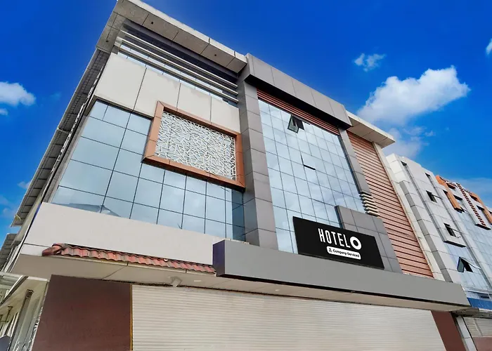 Hotel O Pathanamthitta Near Mahatma Gandhi Statue