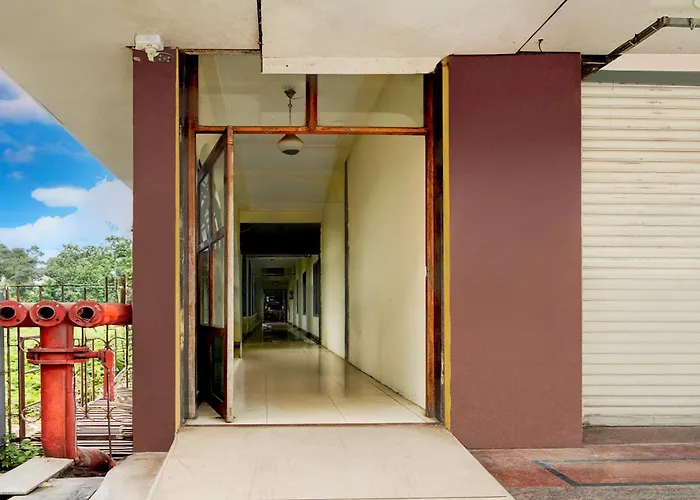 Hotel O Pathanamthitta Near Mahatma Gandhi Statue