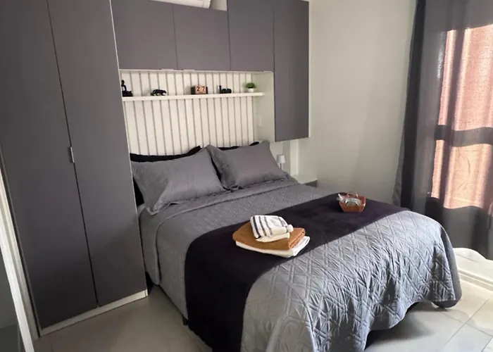 Studio novo bem equipado com ar condicionado e cozinha completa - Centro