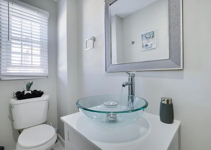 2Br Apt Near Ewr & Nyc • Workspace + Parking
