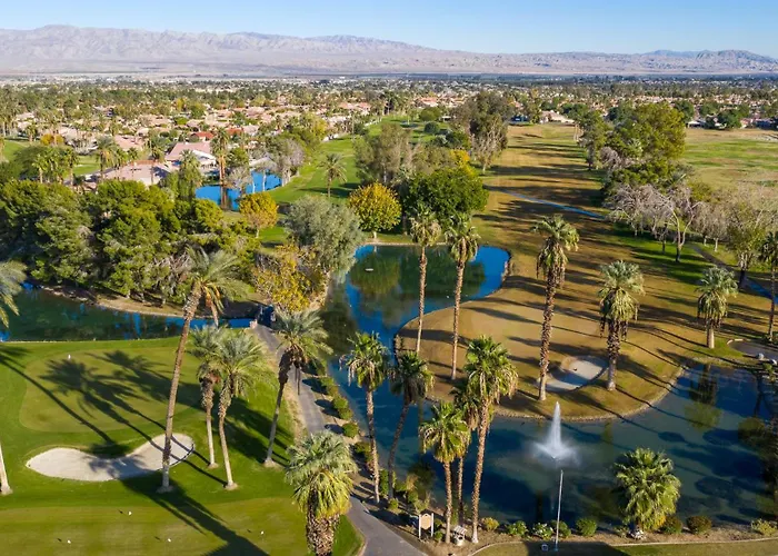 Mid-Century Stay With Pool ,Golf Retreat And Cool Comfort