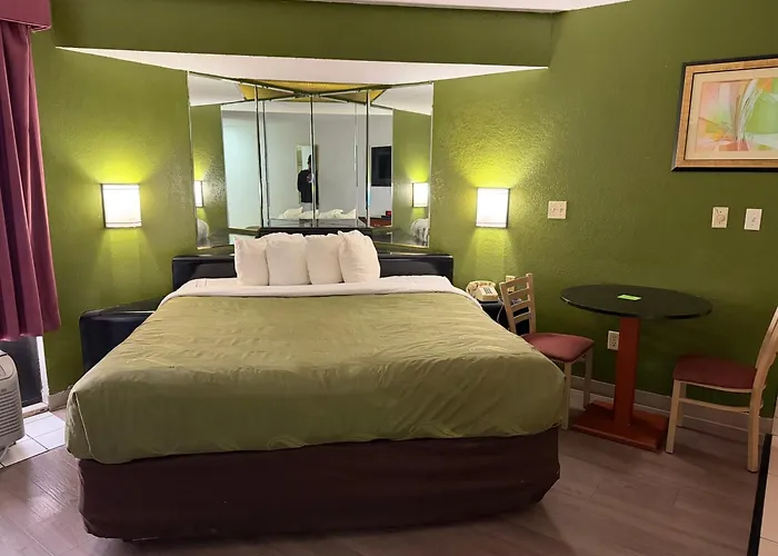 Lafayette Inn & Suites
