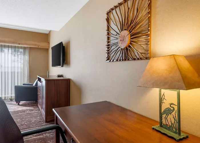 Best Western Premier The Lodge On Lake Detroit