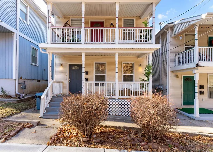Columbus Park - Lower- 1 Bed Close To River Market