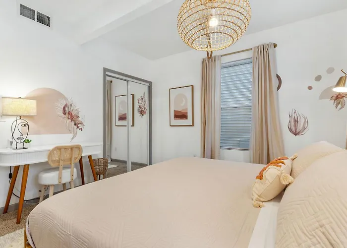 Columbus Park - Lower- 1 Bed Close To River Market