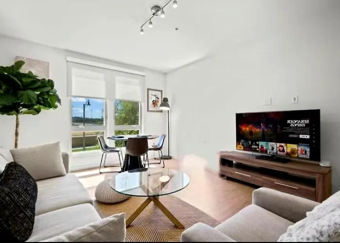 Bright 2Br Retreat - Pool, Spa & Garage Parking