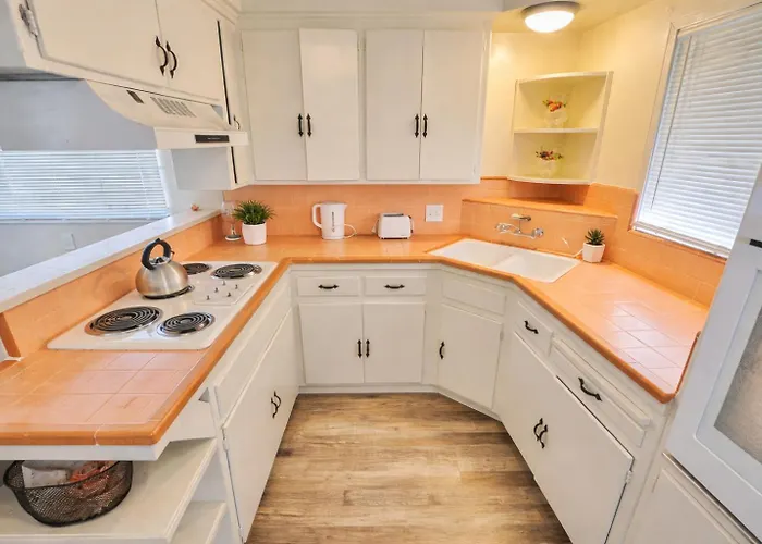 Bright & Cozy Modern Space Near Downtown