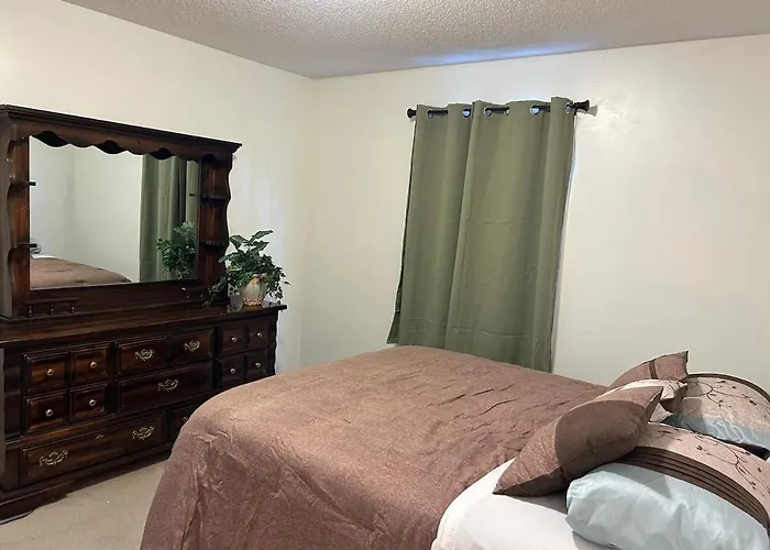 3 Bedrooms, 2 Bath, 4 Beds Townhouse