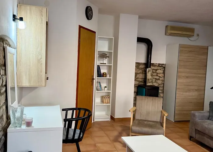 Apartman Violeta Rakalj U Mirnoj Ulici Sa Parkingom