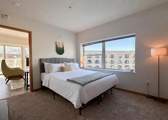 The Brady Corner Suite - Near Fiserv With Balcony - Sleeps 4