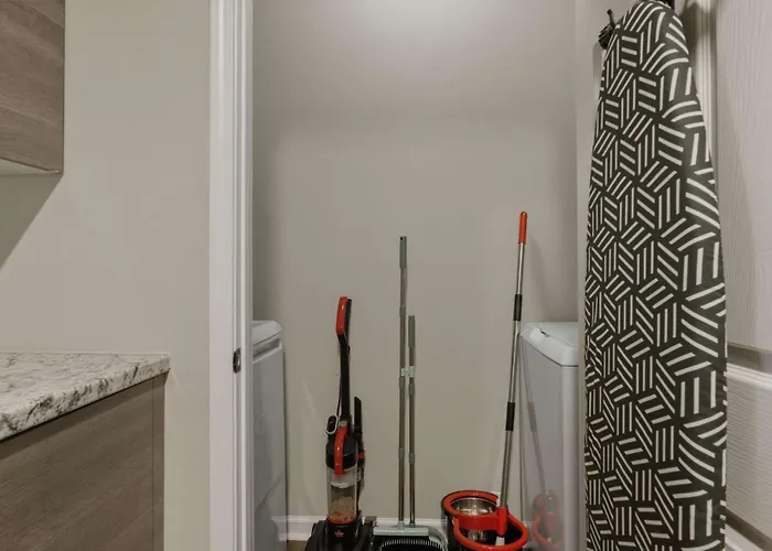 New Spacious Stay Close To Unc-P With Gym & Pool