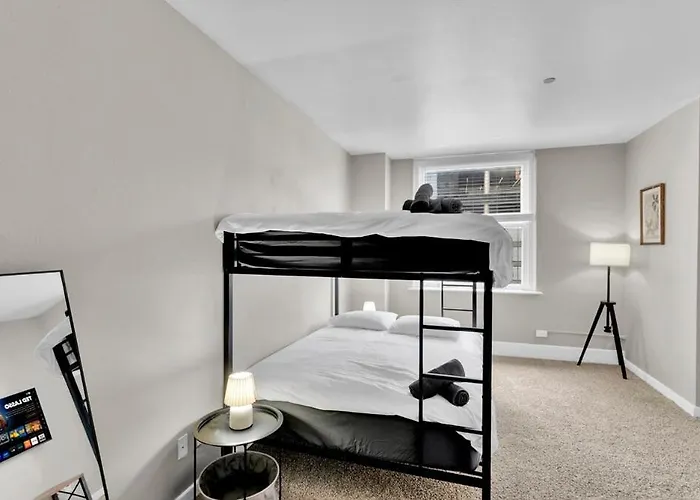 Heb04 Spacious & Stylish 2 Bedroom Condo Downtown Fort Worth, Free Parking, Walk To Convention Center