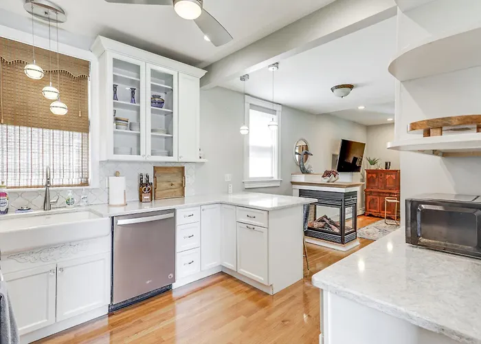 Steps To Short Beach: Ocean-View Apt W/ Deck!